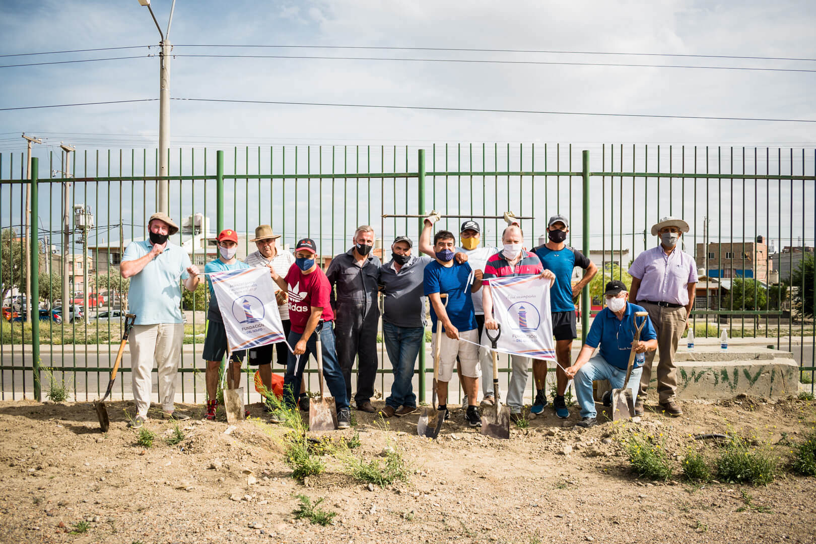FdG plantó más de 70 plantas de tamariscos en el Colegio San José Obrero