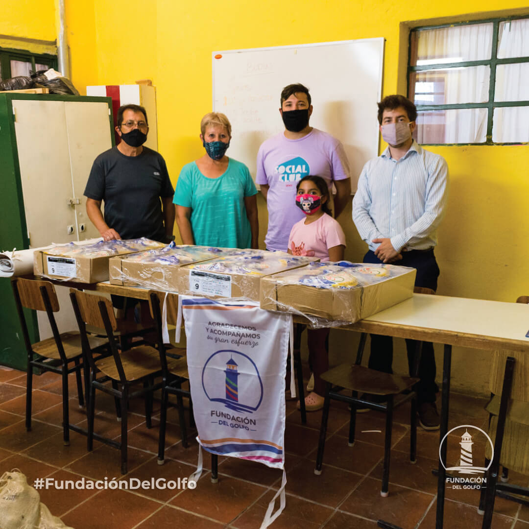 Solidaridad con una parroquia de CARITAS, FdG colaboró con una donación de pollos.
