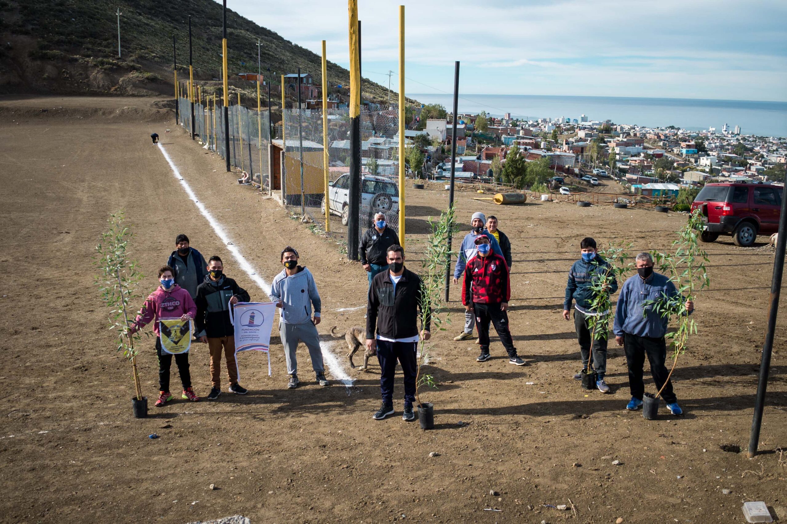 FdG donó 32 árboles al Club Deportivo “Oro Negro”