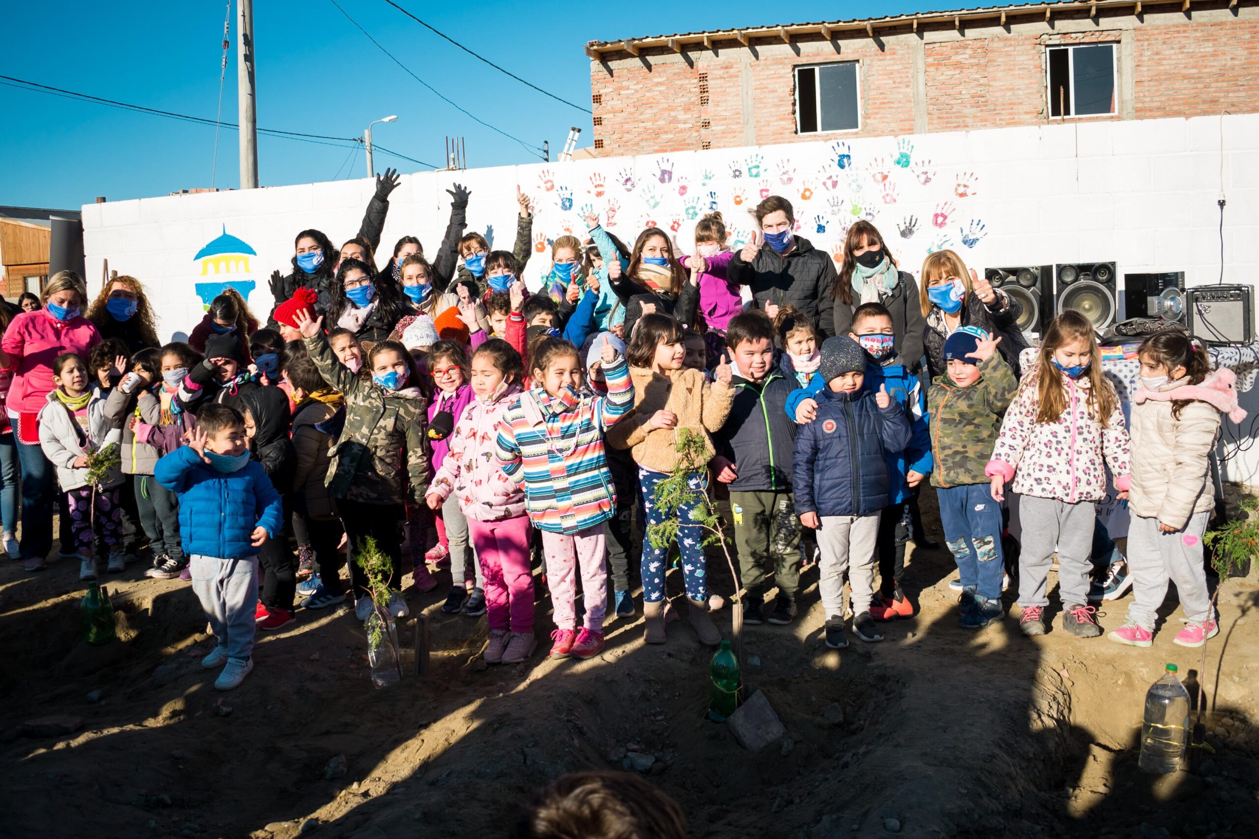 Jornada de forestación en Km.5 junto a Jardín Abracadabra, familias y vecinos
